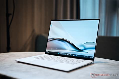 ASUS Zenbook S 16 .